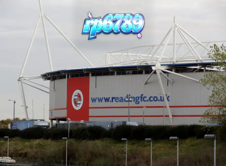 Stadion sepak bola dengan branding Mr Vegas yang mencolok